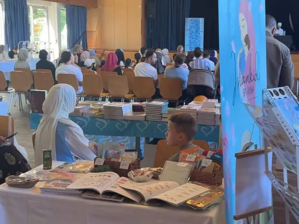 Stand mit islamischen Kinderbüchern und Lernmaterialien, im Hintergrund das Publikum