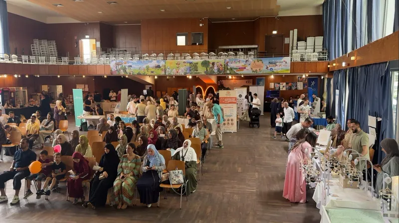 Gut besuchte Festhalle mit Familien an den Ausstellerständen