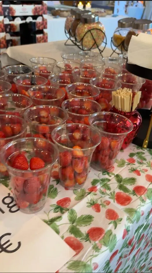 Basarstand mit Erdbeer-Desserts in Bechern