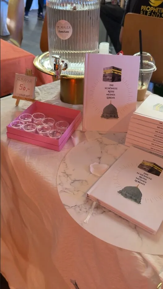 Dessert-Stand mit Preisschildern und Dekoration