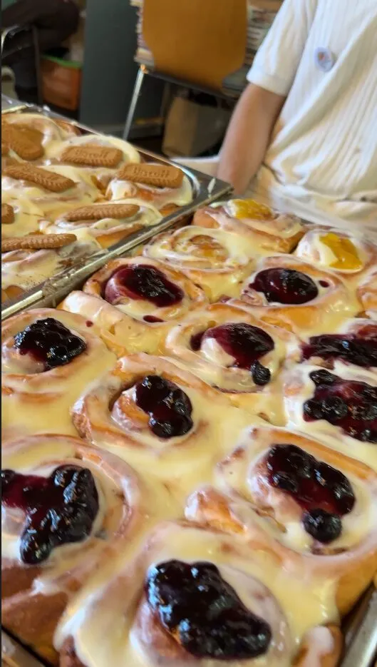 Frisch gebackene Tartelettes mit Blaubeeren am Gebäckstand