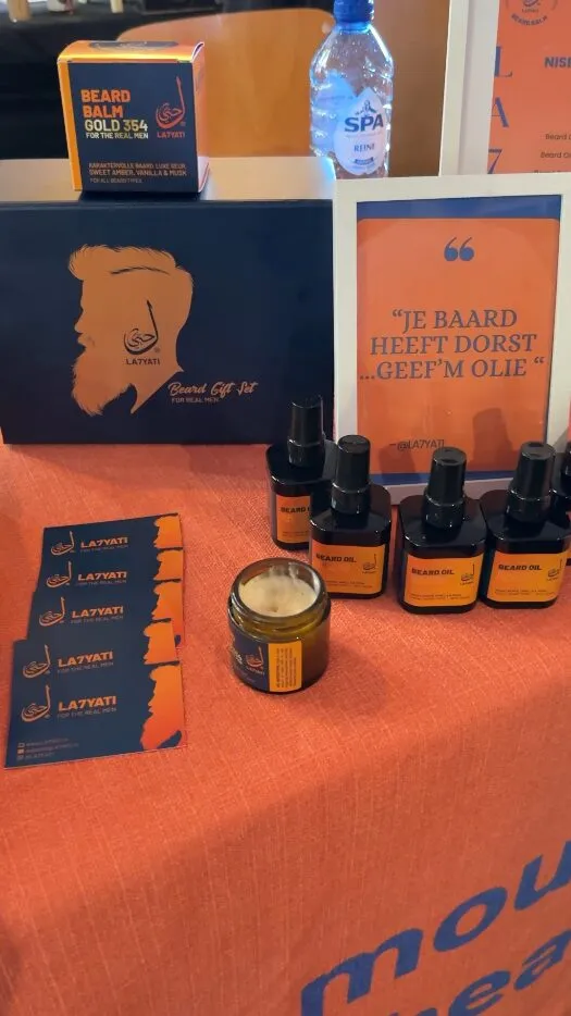 Stand mit Bartöl-Fläschchen und Kerzen