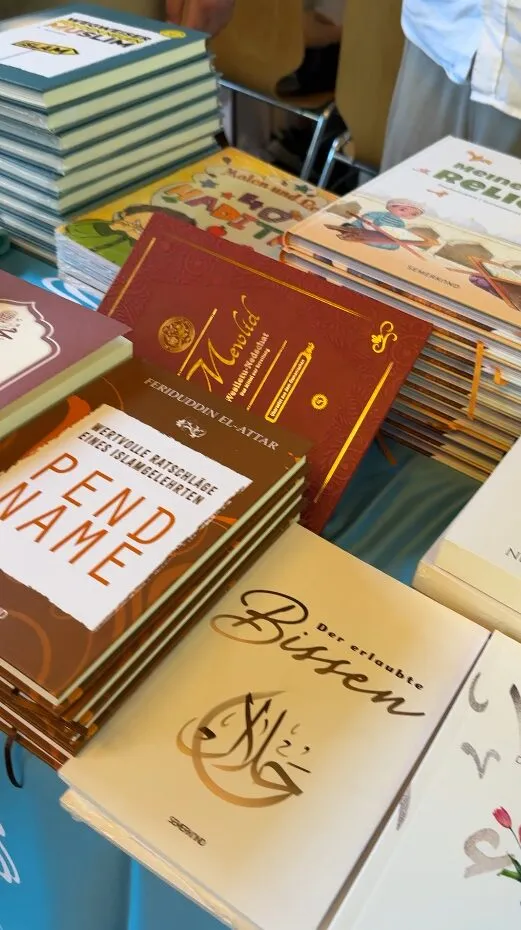 Stand mit islamischen Büchern und Kalligrafie-Werken