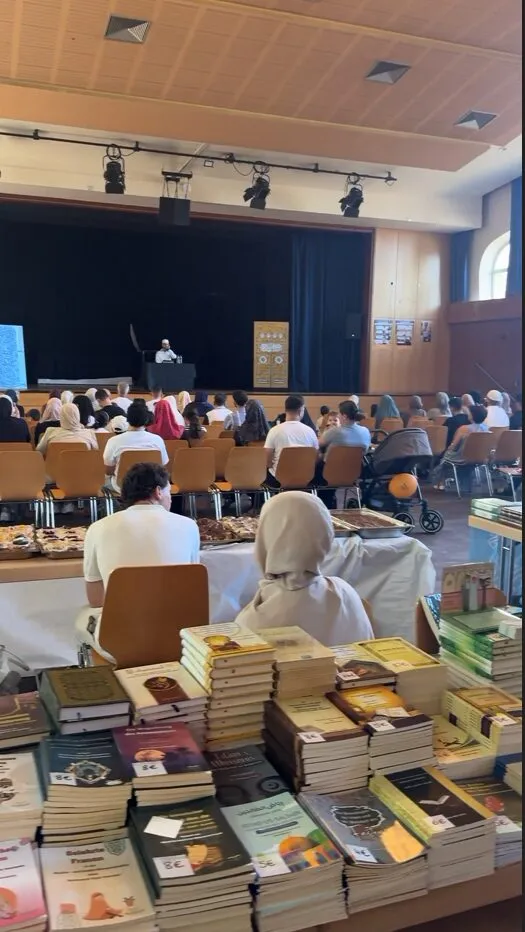 Büchertisch am Basar mit stöbernden Besuchern