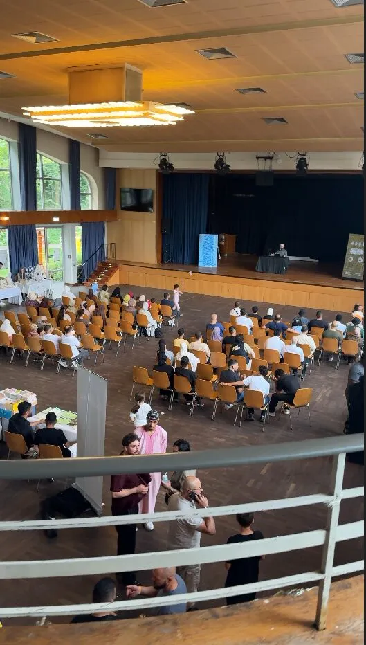 Blick von der Empore auf den Saal mit Publikum