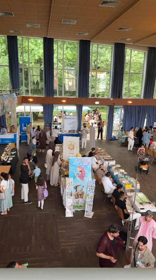 Blick von oben auf den Food-Bereich und die Stände im Saal