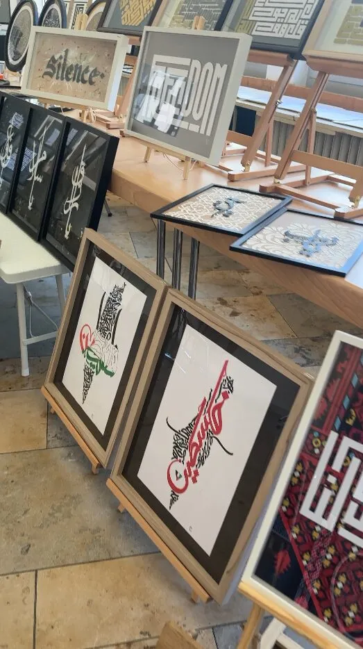 Ausstellung gerahmter arabischer Kalligrafie-Kunst