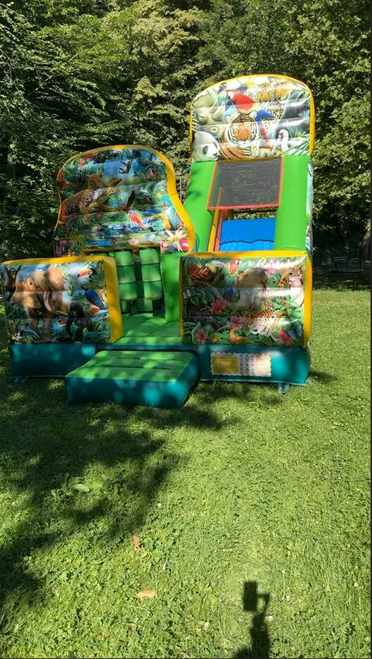 Hüpfburg für Kinder im Außenbereich