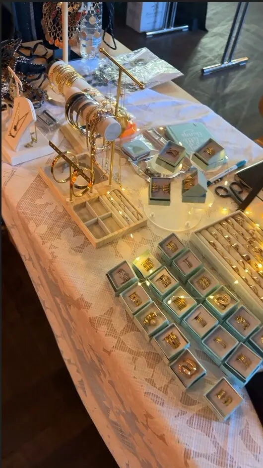 Stand mit goldenem Schmuck und Accessoires