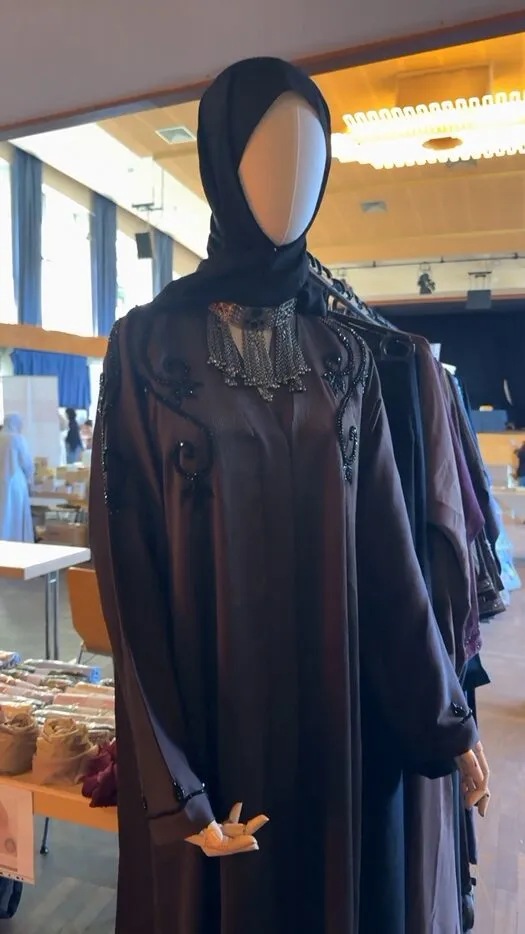 Abaya an einer Schaufensterpuppe am Modestand